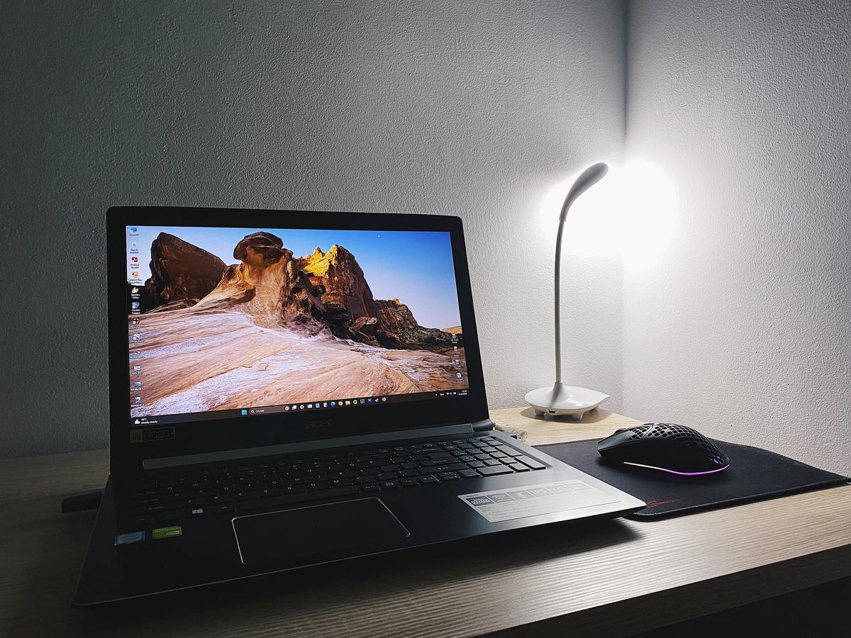 Image: Blue light filters on a laptop screen